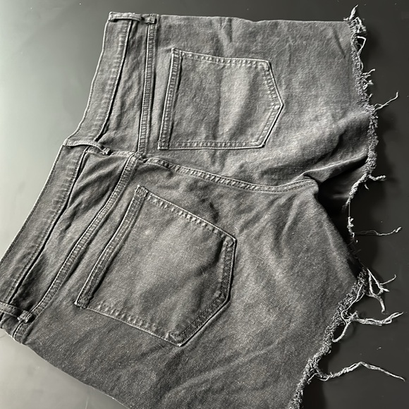 Women’s Gap Shorts - Picture 3 of 4